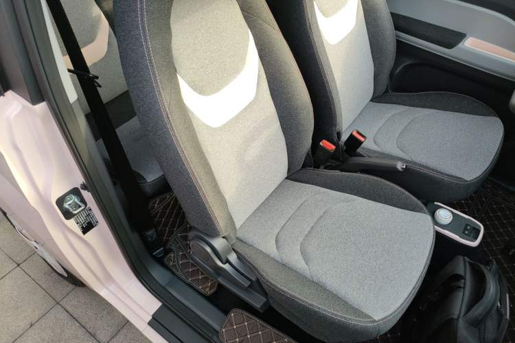 Used Chery QQ Ice Cream 2022 170km Sundae Phosphate Lithium-Ion Right Front Seat