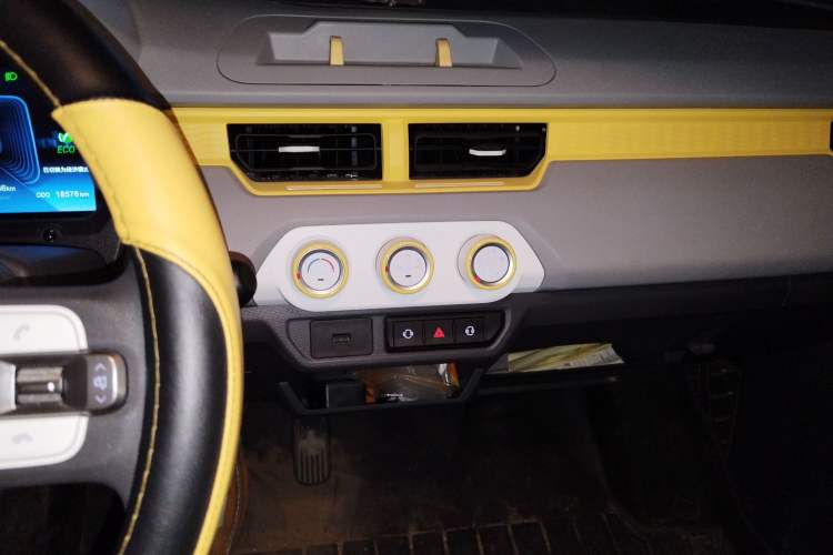 Used Chery QQ Ice Cream 2022 170km Sundae Phosphate Lithium-Ion Audio And AC Panel