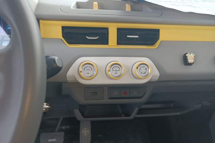 Used Chery QQ Ice Cream 2022 170km Sundae Phosphate Lithium-Ion Audio And AC Panel