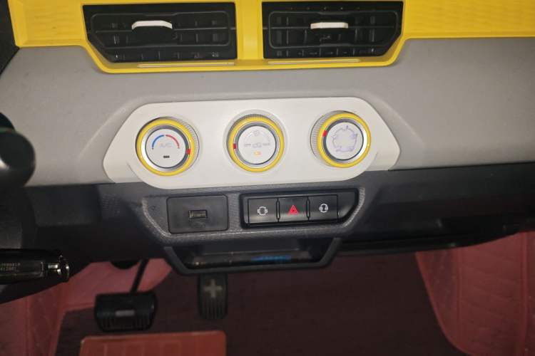 Used Chery QQ Ice Cream 2022 170km Sundae Phosphate Lithium-Ion Audio And AC Panel