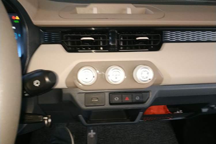 Used Chery QQ Ice Cream 2022 170km Sundae Phosphate Lithium-Ion Audio And AC Panel
