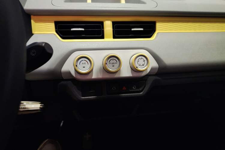 Used Chery QQ Ice Cream 2022 170km Sundae Phosphate Lithium-Ion Audio And AC Panel