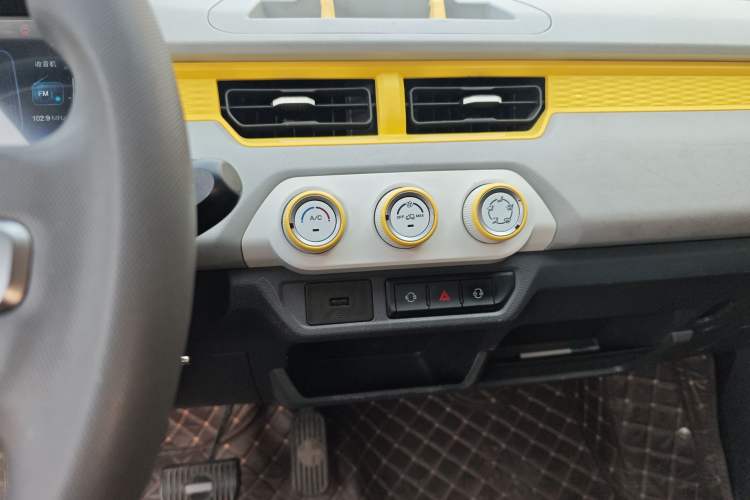 Used Chery QQ Ice Cream 2022 170km Sundae Phosphate Lithium-Ion Audio And AC Panel