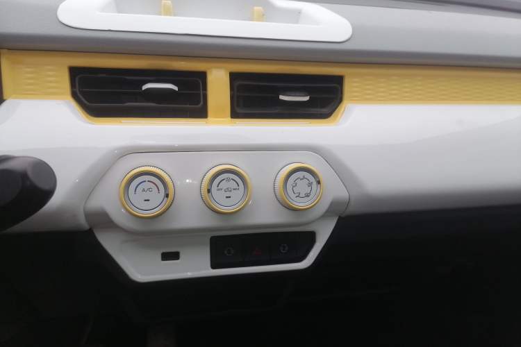 Used Chery QQ Ice Cream 2022 170km Sundae Phosphate Lithium-Ion Audio And AC Panel