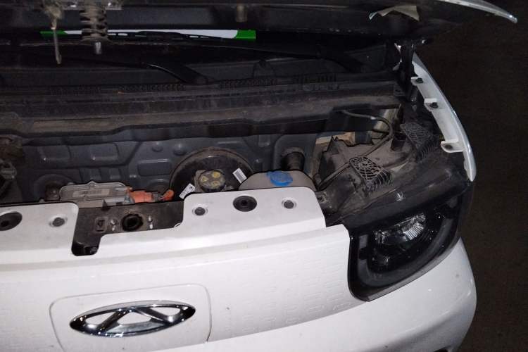 Used Chery QQ Ice Cream 2022 170km Sundae Phosphate Lithium-Ion Engine Bay Left