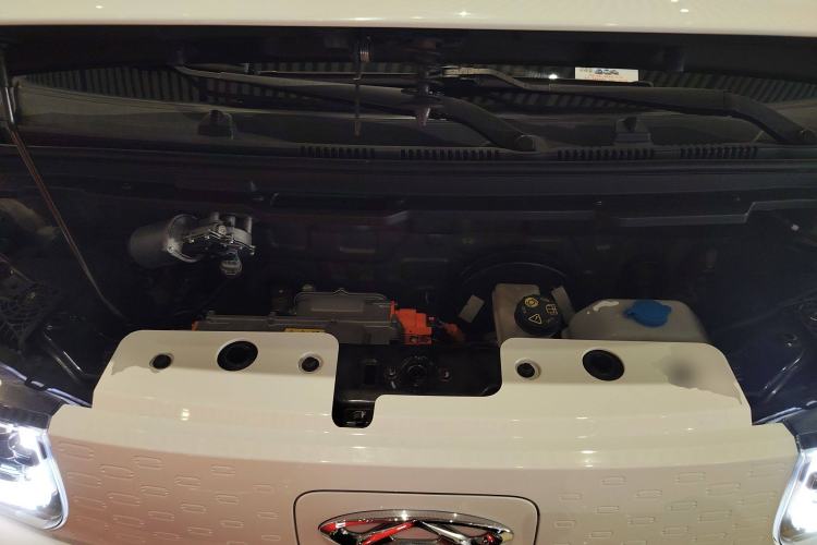 Used Chery QQ Ice Cream 2022 170km Sundae Phosphate Lithium-Ion Engine Bay