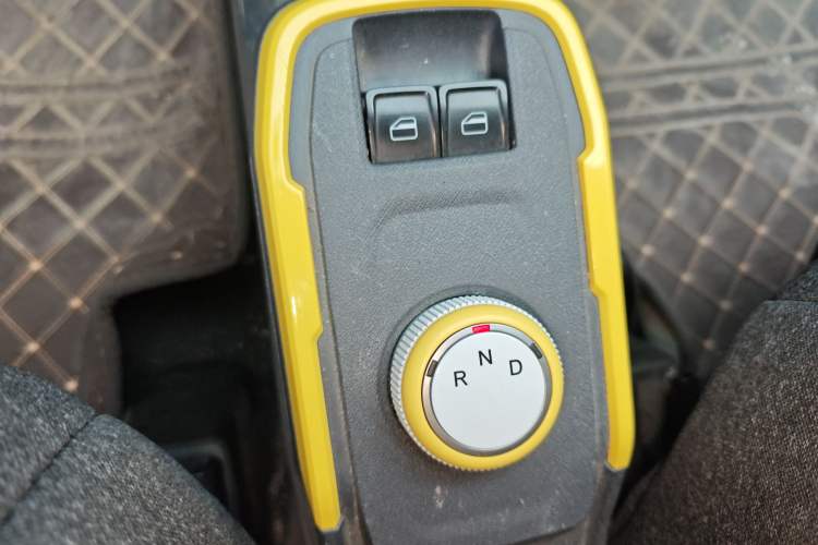 Used Chery QQ Ice Cream 2022 170km Sundae Phosphate Lithium-Ion Gear Lever