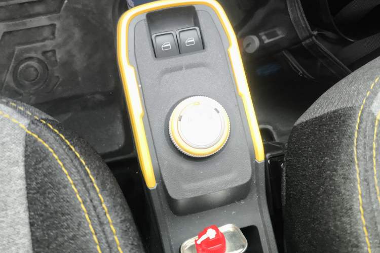 Used Chery QQ Ice Cream 2022 170km Sundae Phosphate Lithium-Ion Gear Lever