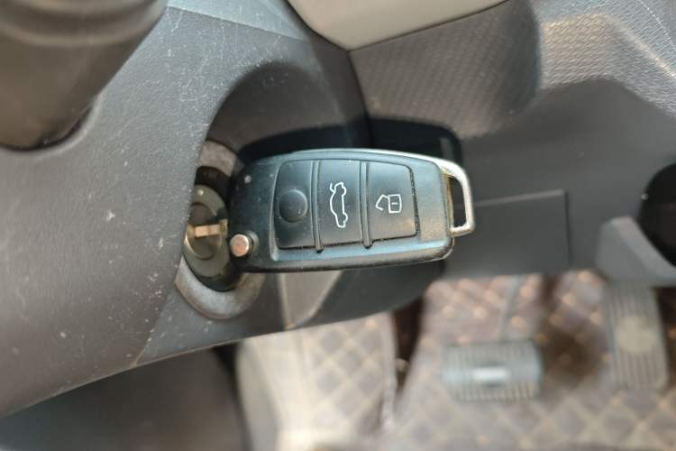Used Chery QQ Ice Cream 2022 170km Sundae Phosphate Lithium-Ion Vehicle Key