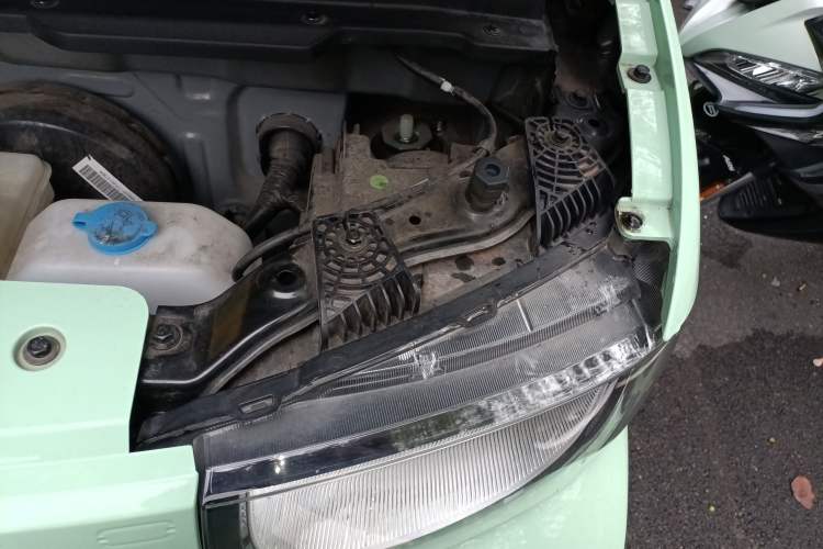 Used Chery QQ Ice Cream 2023 120km Ice Cream-Type Lithium Iron Phosphate Engine Bay Left