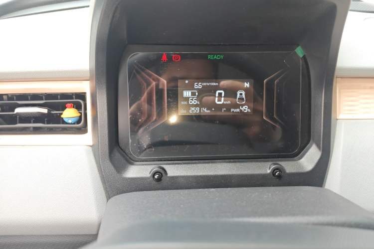 Used Chery QQ Ice Cream 2023 120km Ice Cream-Type Lithium Iron Phosphate Odometer Close Up