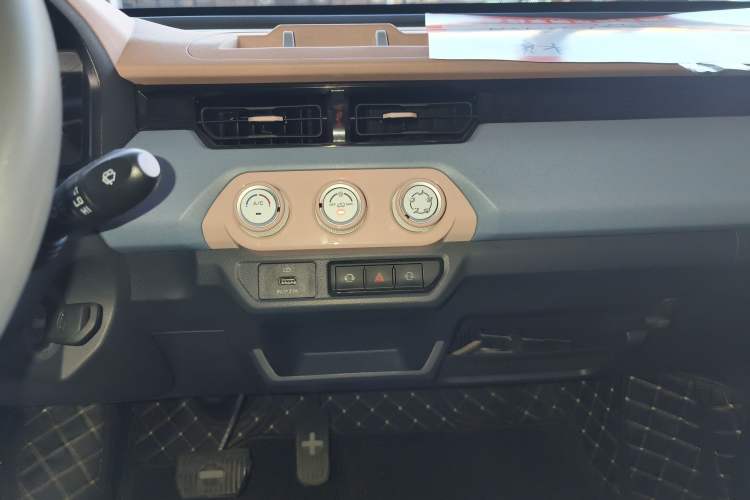 Used Chery QQ Ice Cream 2024 120km Milkshake Audio And AC Panel