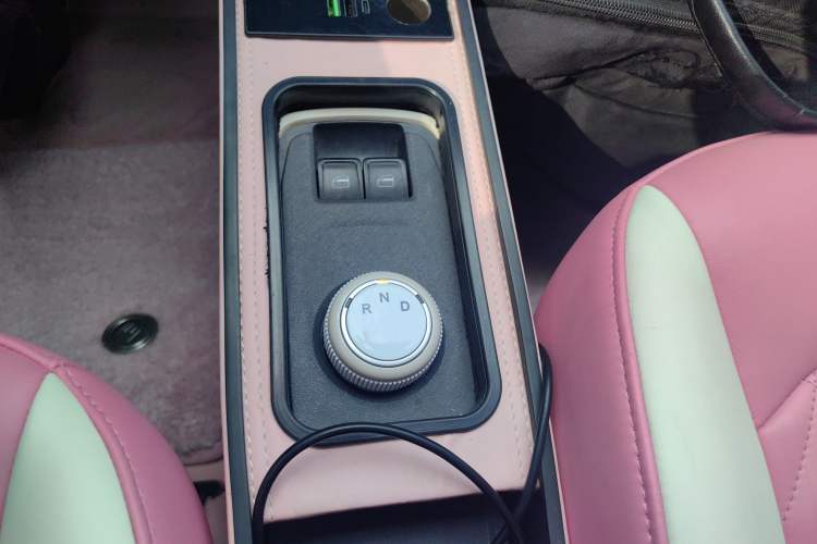 Used Chery QQ Ice Cream 2024 Youth Edition 205km Milkshake Gear Lever