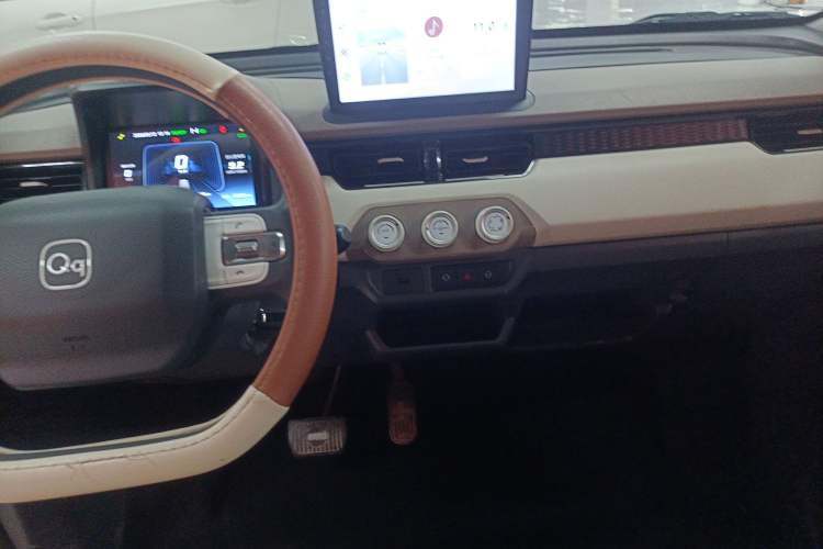 Used Chery QQ Ice Cream 2024 Youth Edition 205km Milkshake Audio And AC Panel
