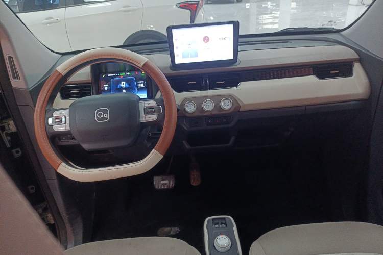 Used Chery QQ Ice Cream 2024 Youth Edition 205km Milkshake Center Console