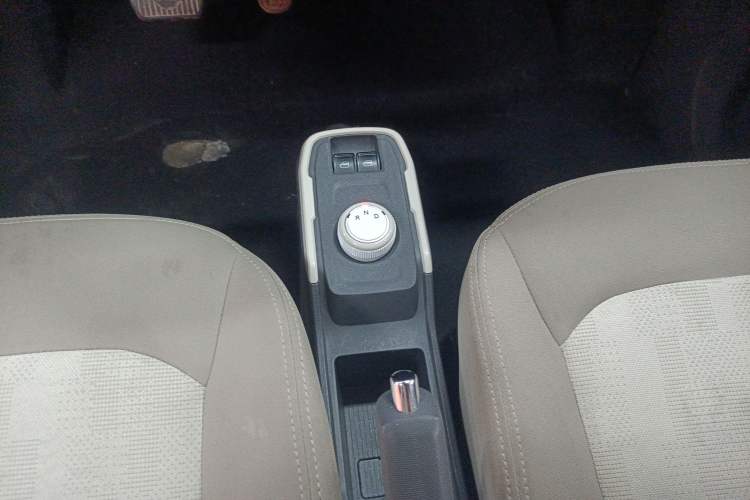 Used Chery QQ Ice Cream 2024 Youth Edition 205km Milkshake Gear Lever