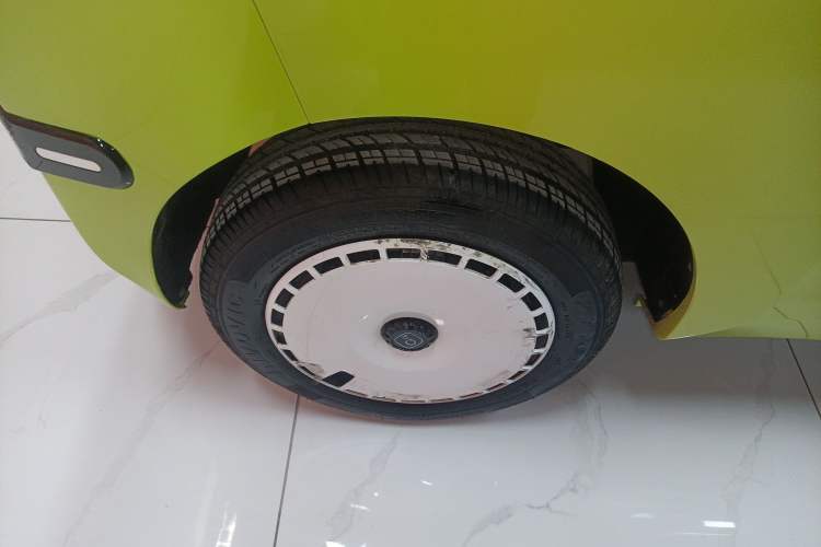 Used Chery QQ Ice Cream 2024 Youth Edition 205km Milkshake Right Rear Wheel Hub