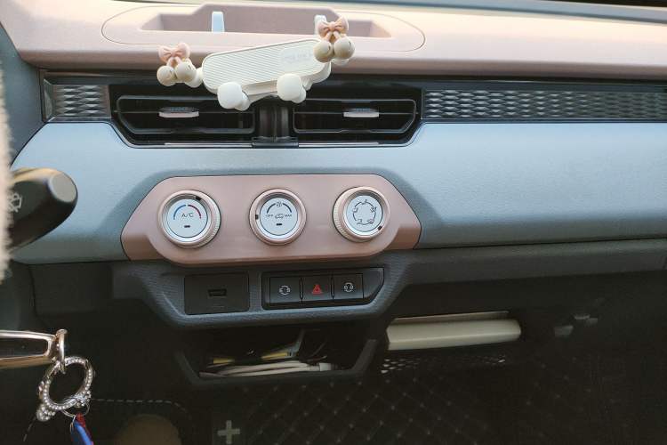 Used Chery QQ Ice Cream 2024 Facelifted 205km Sundae Audio And AC Panel