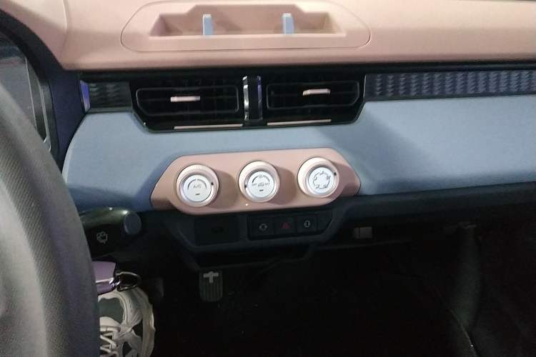 Used Chery QQ Ice Cream 2024 Restyled 170 km Sundae Audio And AC Panel