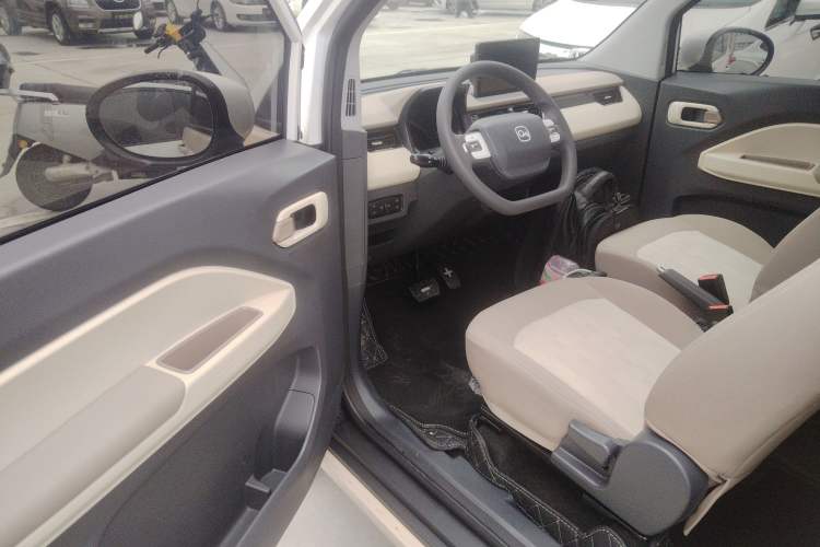 Used Chery QQ Ice Cream 2024 Edition Youth Version 205km Sundae Interior 3