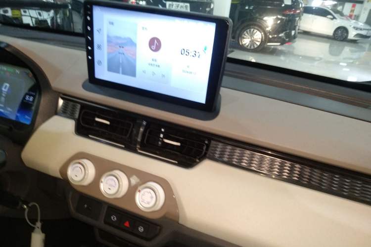 Used Chery QQ Ice Cream 2024 Edition Youth Version 205km Sundae Audio And AC Panel