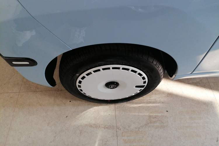 Used Chery QQ Ice Cream 2025 205km Qi Energy Version Left Front Wheel Hub
