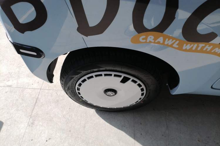 Used Chery QQ Ice Cream 2025 205km Qi Energy Version Right Rear Wheel Hub