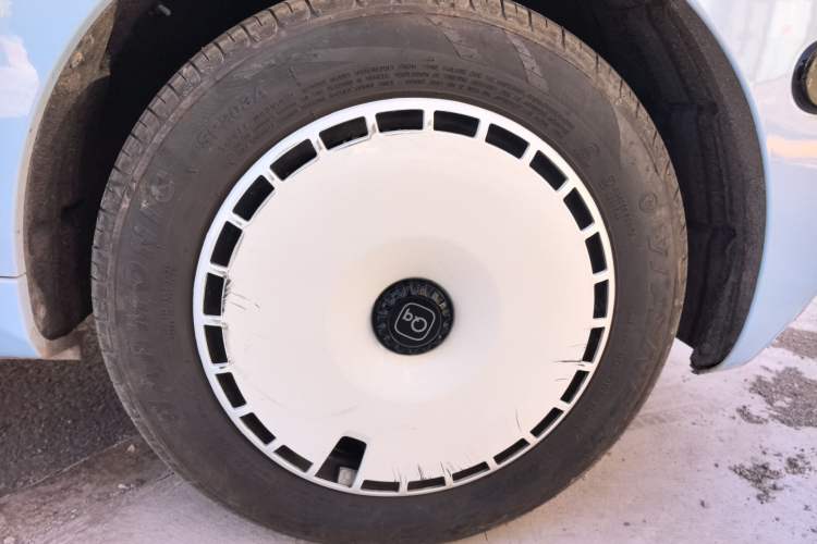 Used Chery QQ Ice Cream 2025 205km Qi Energy Version Right Front Wheel Hub