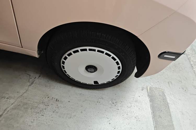 Used Chery QQ Ice Cream 2025 155km Sundae Edition Right Front Wheel Hub