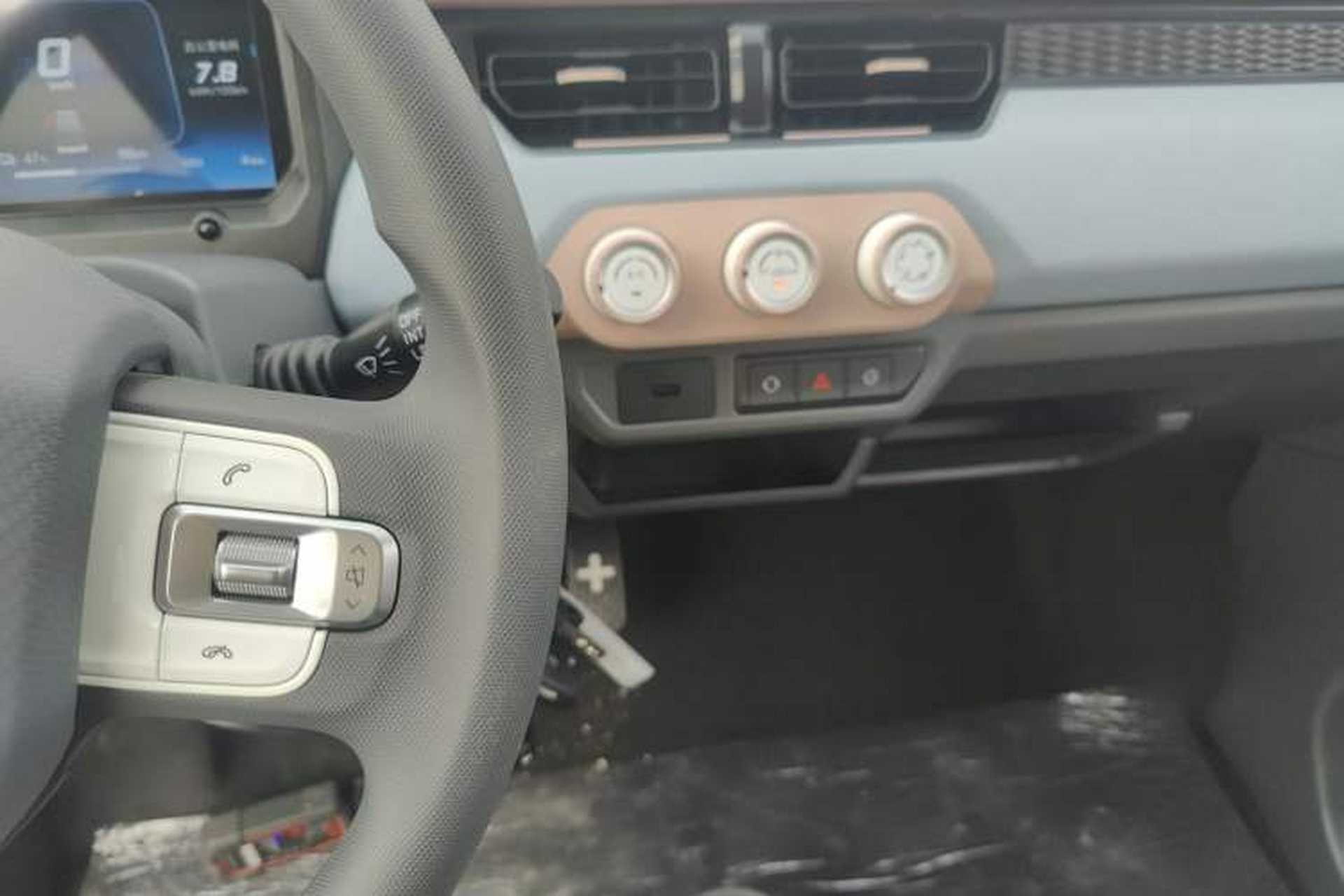 Used Chery QQ Ice Cream 2025 Model 205km Sundae Edition Audio And AC Panel