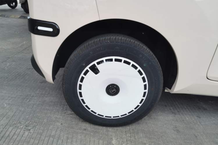 Used Chery QQ Ice Cream 2025 Model 205km Sundae Edition Right Rear Wheel Hub