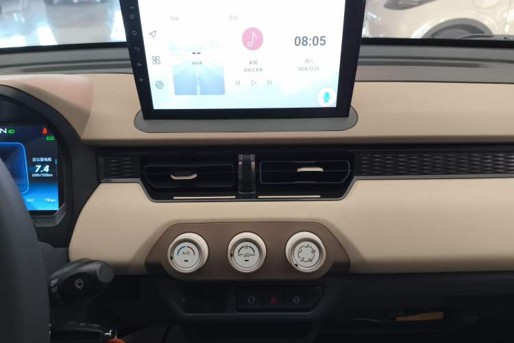 Used Chery QQ Ice Cream 2025 205km Qi Energy Version Audio And AC Panel
