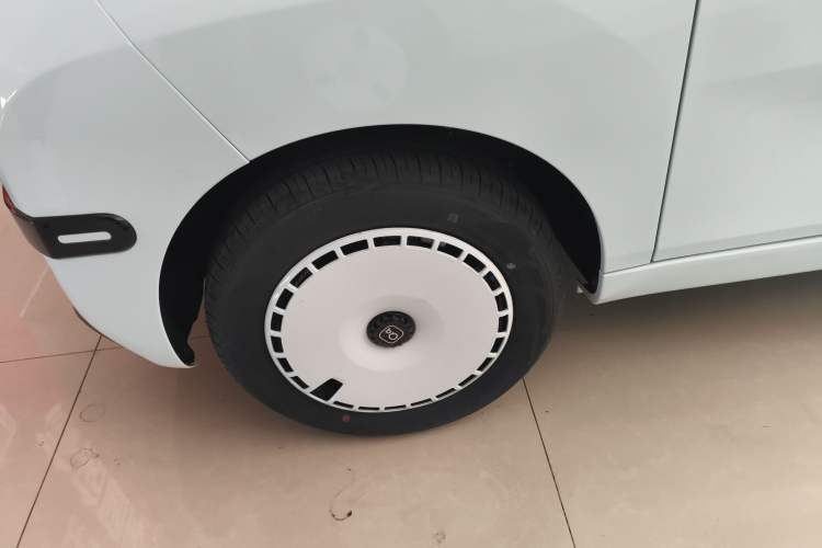 Used Chery QQ Ice Cream 2025 205km Qi Energy Version Left Front Wheel Hub