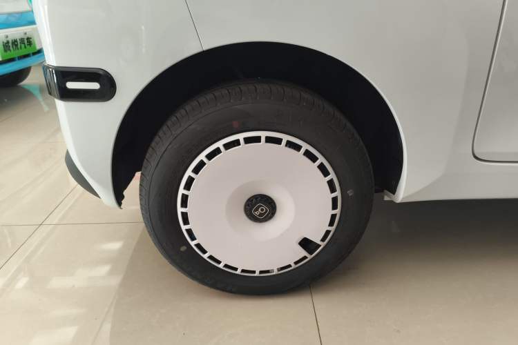 Used Chery QQ Ice Cream 2025 205km Qi Energy Version Right Rear Wheel Hub