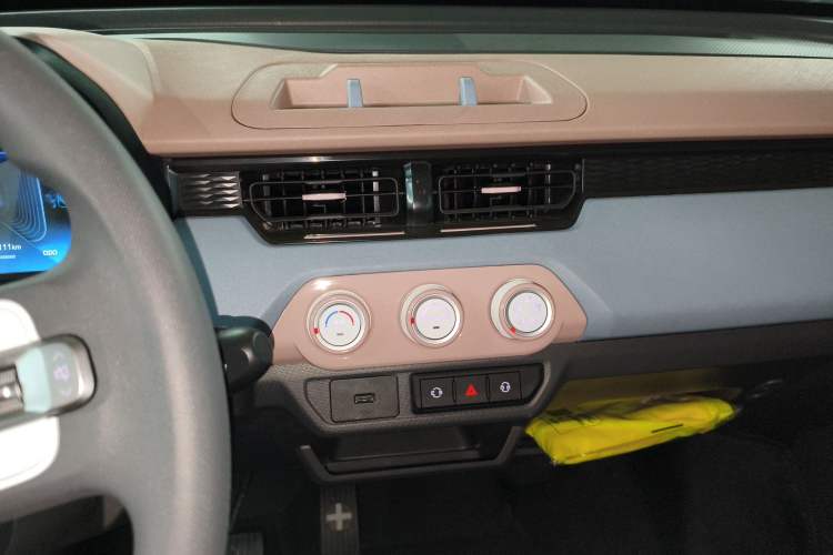 Used Chery QQ Ice Cream 2025 155km Sundae Edition Audio And AC Panel