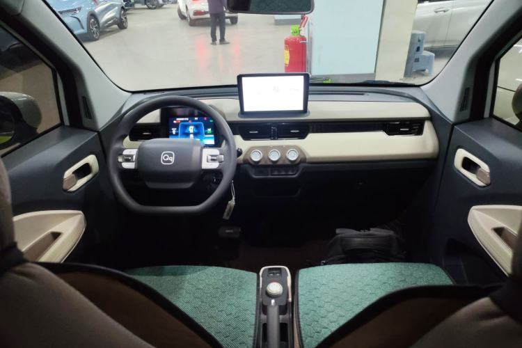 Used Chery QQ Ice Cream 2025 205km Qi Energy Version Center Console