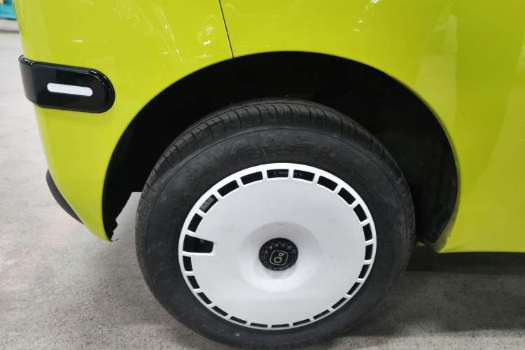 Used Chery QQ Ice Cream 2025 205km Qi Energy Version Right Rear Wheel Hub