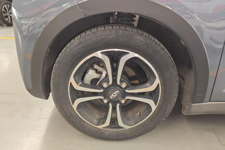 Used Chery QQ Little Ant 2021 200 000-Yuan Ant Fan Edition Talent Version NMC Battery 301 km Left Front Wheel Hub