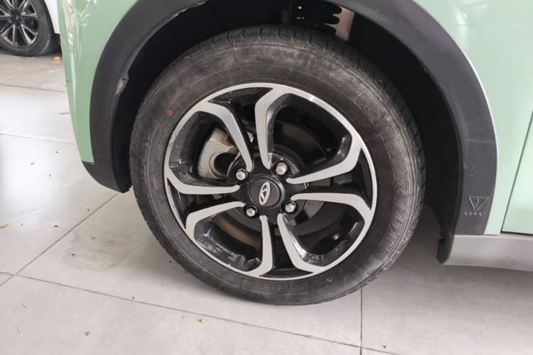 Used Chery QQ Little Ant 2021 200 000 Yuan "Ant Fan" Edition Energized Version NMC Lithium Battery 301 km Left Front Wheel Hub