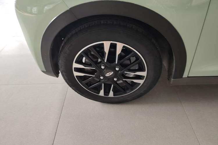 Used Chery QQ Little Ant 2021 200 000-Yuan Ant Fan Edition Talent Version NMC Battery 301 km Left Front Wheel Hub