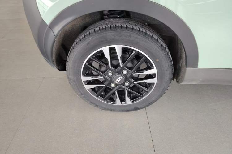 Used Chery QQ Little Ant 2021 200 000-Yuan Ant Fan Edition Talent Version NMC Battery 301 km Right Rear Wheel Hub