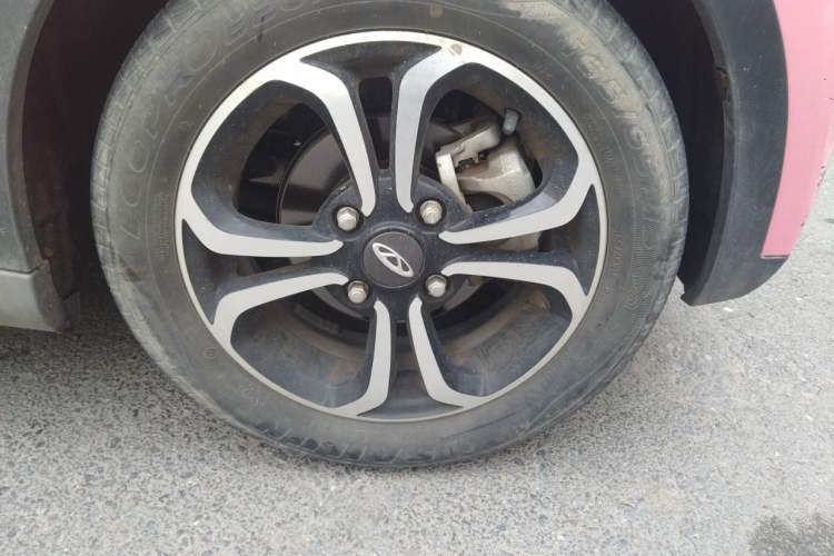 Used Chery QQ Little Ant 2021 200 000-Yuan Ant Fan Edition Talent Version NMC Battery 301 km Right Front Wheel Hub