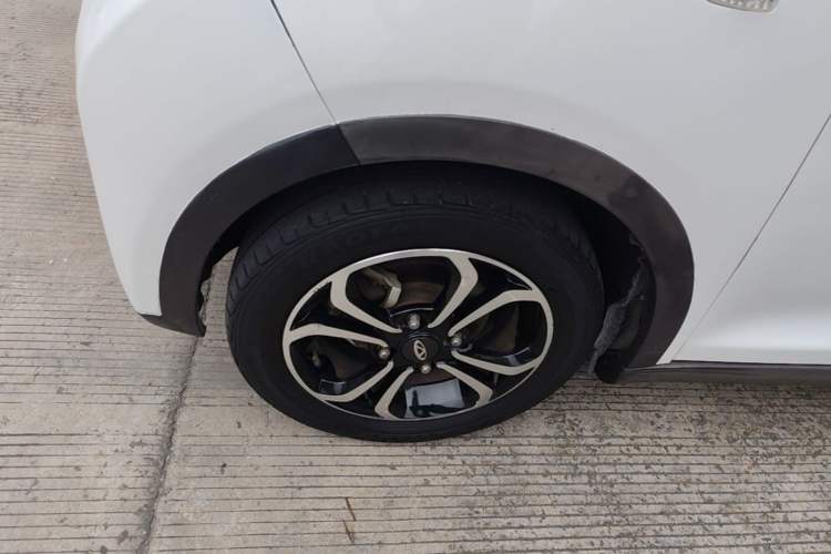 Used Chery QQ Little Ant 2021 200 000-Yuan Ant Fan Edition Talent Version NMC Battery 301 km Left Front Wheel Hub