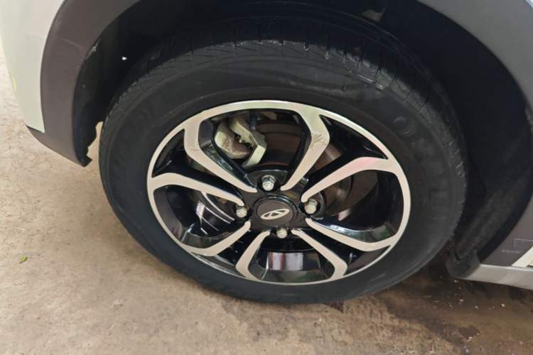 Used Chery QQ Little Ant 2021 200 000-Yuan Ant Fan Edition Talent Version NMC Battery 301 km Left Front Wheel Hub