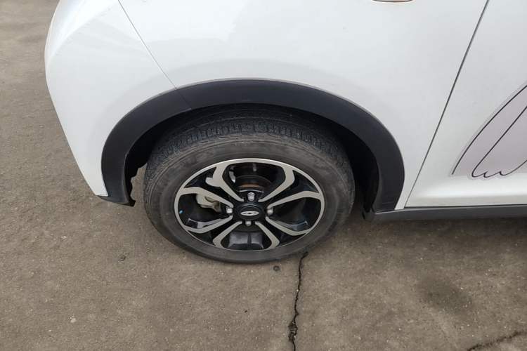 Used Chery QQ Little Ant 2021 200 000-Yuan Ant Fan Edition Talent Version NMC Battery 301 km Left Front Wheel Hub
