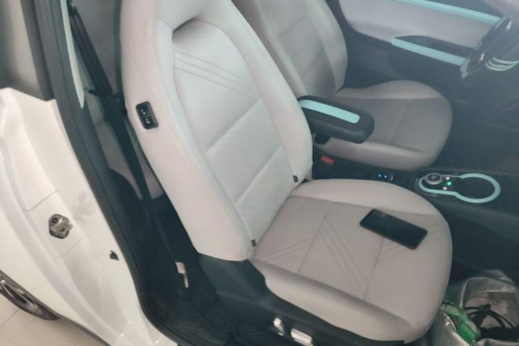 Used Chery QQ Little Ant 2021 200 000-Yuan Ant Fan Edition Talent Version NMC Battery 301 km Right Front Seat
