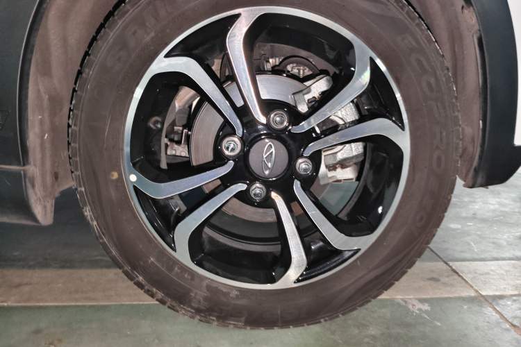 Used Chery QQ Little Ant 2021 200 000-Yuan Ant Fan Edition Talent Version NMC Battery 301 km Right Front Wheel Hub
