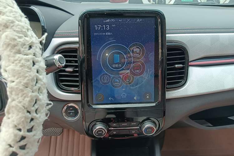 Used Chery QQ Little Ant 2022 Restyled Version Sweet Pink Edition Half-Sugar Version 30.6 kWh 30 kW 301 km Audio And AC Panel