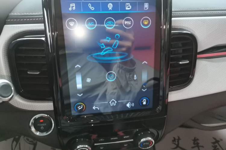 Used Chery QQ Little Ant 2022 Restyled Version Sweet Pink Edition Half-Sugar Version 30.6 kWh 30 kW 301 km Audio And AC Panel