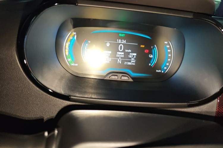 Used Chery QQ Little Ant 2022 Revised Version Sweet Pink Edition Half-Sugar Version Lithium Iron Phosphate 30.7 kWh 30 kW 301 km Odometer Close Up